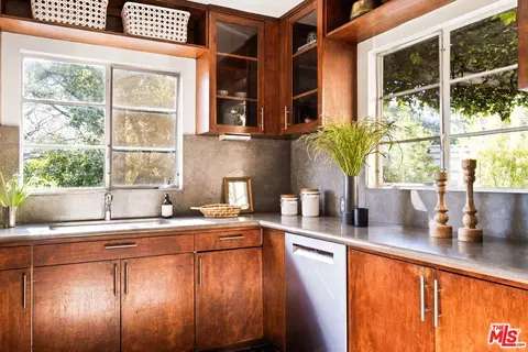 Kitchen - 1035 Alcalde Dr, Glendale, CA 91207 photo 6 of 7