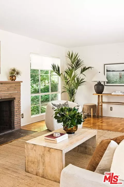 Living - 1035 Alcalde Dr, Glendale, CA 91207 photo 5 of 7