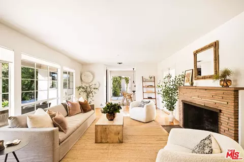 Living - 1035 Alcalde Dr, Glendale, CA 91207 photo 2 of 7