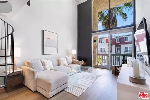 22 Navy St #303, Venice, CA 90291