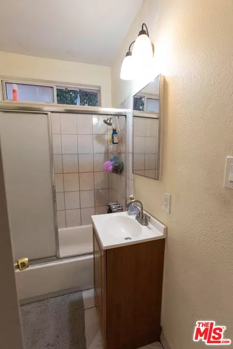 Bath - 2010 W Spring St, Long Beach, CA 90810 photo 2 of 3