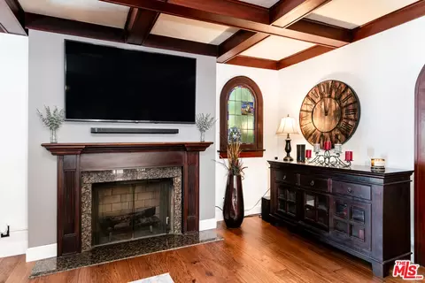 Living - 918 N Maple St, Burbank, CA 91505 photo 3 of 4