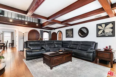 Living - 918 N Maple St, Burbank, CA 91505 photo 1 of 4
