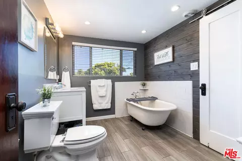 Bath - 918 N Maple St, Burbank, CA 91505 photo 2 of 3
