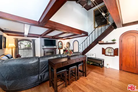Living - 918 N Maple St, Burbank, CA 91505 photo 2 of 4