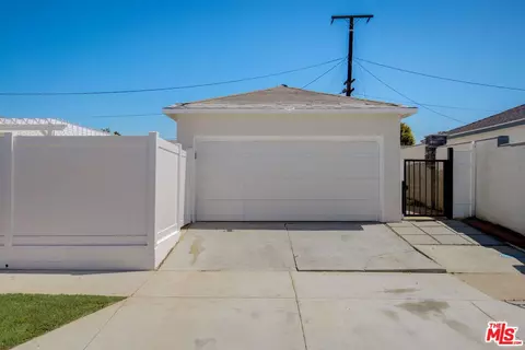 102 E 136th St, Los Angeles, CA 90061