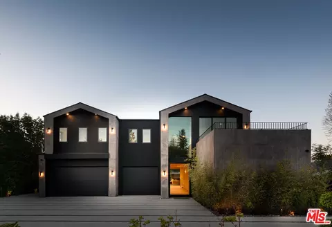 19245 Santa Rita St, Tarzana, CA 91356