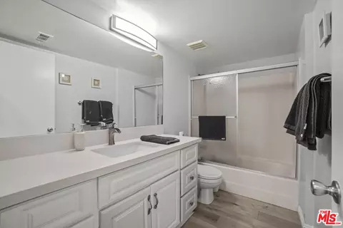 Bath - 1244 E 3rd St #203, Long Beach, CA 90802 photo 1 of 3