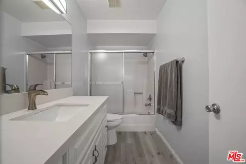 Bath - 1244 E 3rd St #203, Long Beach, CA 90802 photo 3 of 3