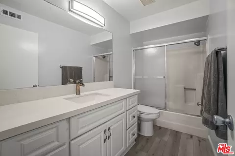 Bath - 1244 E 3rd St #203, Long Beach, CA 90802 photo 2 of 3