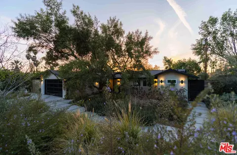 20651 Clarendon St, Woodland Hills, CA 91367