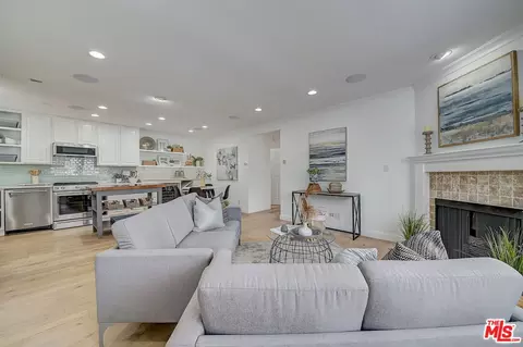 Living - 2138 E 1st St #6, Long Beach, CA 90803 photo 2 of 4