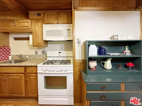 Kitchen - 620 Pyramid Dr, Crestline, CA 92325 photo 2 of 2
