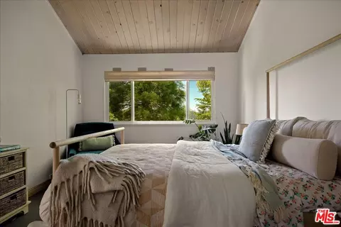 Bedroom - 27975 St Bernard Ln, Lake Arrowhead, CA 92352 photo 7 of 10
