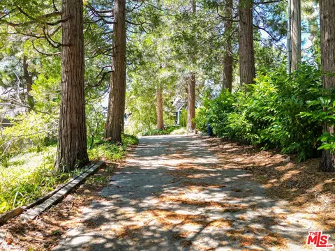 Exterior - 27975 St Bernard Ln, Lake Arrowhead, CA 92352 photo 1 of 8