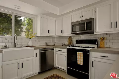 Kitchen - 27975 St Bernard Ln, Lake Arrowhead, CA 92352 photo 2 of 3