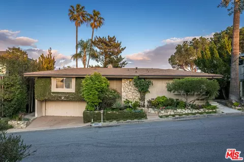 3700 Beverly Ridge Dr, Sherman Oaks, CA 91423