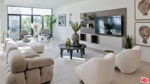 425 N Palm Dr #203, Beverly Hills, CA 90210