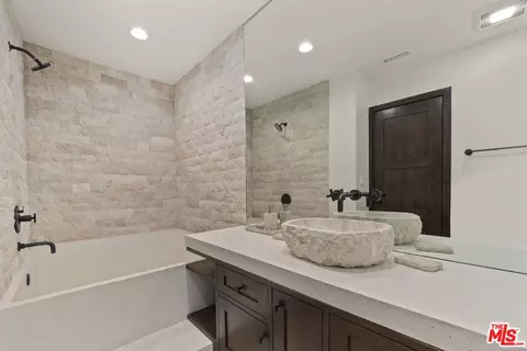 4755 White Oak Pl, Encino, CA 91316