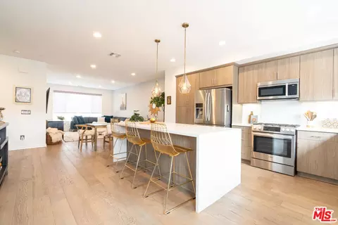 13153 Victory Blvd, Van Nuys, CA 91401