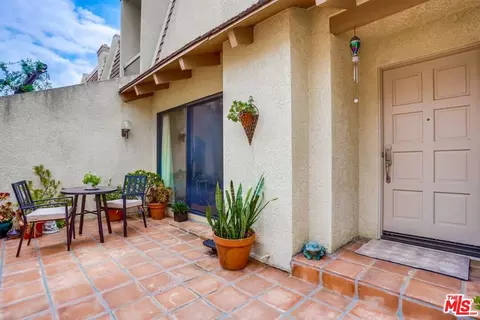 18411 Collins St #B, Tarzana, CA 91356