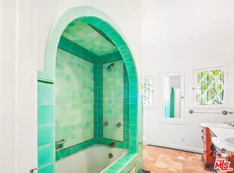 Bath - 6436 W 5th St, Los Angeles, CA 90048 photo 3 of 6