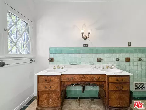 Bath - 6436 W 5th St, Los Angeles, CA 90048 photo 2 of 6