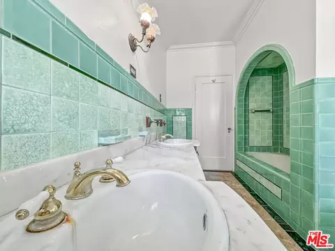 Bath - 6436 W 5th St, Los Angeles, CA 90048 photo 4 of 6