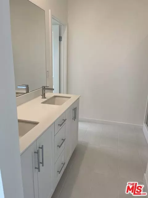 Bath - 612 Dawson Ave, Long Beach, CA 90814 photo 1 of 1