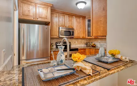 6250 Buckingham Pkwy #1, Culver City, CA 90230
