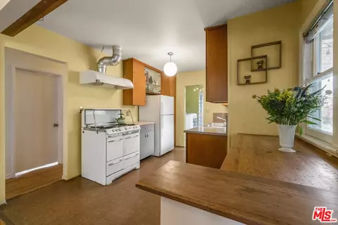 Kitchen - 7033 Bothwell Rd, Reseda, CA 91335 photo 2 of 3