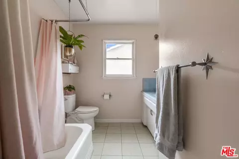 Bath - 7033 Bothwell Rd, Reseda, CA 91335 photo 3 of 4