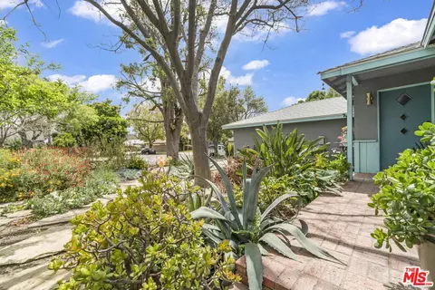 Exterior - 7033 Bothwell Rd, Reseda, CA 91335 photo 5 of 12