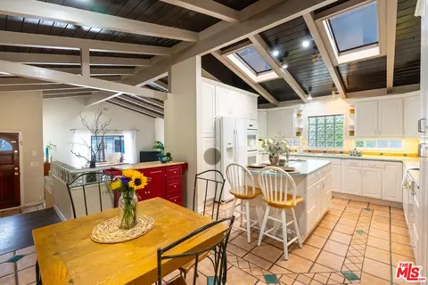 5044 Calderon Rd, Woodland Hills, CA 91364
