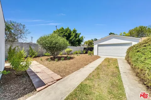 Exterior - 95 E Louise St, Long Beach, CA 90805 photo 7 of 8