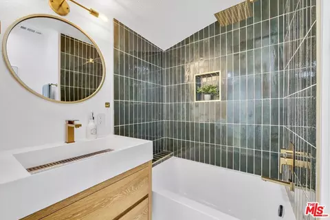 Bath - 95 E Louise St, Long Beach, CA 90805 photo 1 of 3