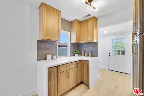 Kitchen - 95 E Louise St, Long Beach, CA 90805 photo 5 of 6