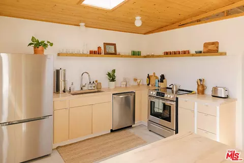 Kitchen - 58183 Burke Rd, Yucca Valley, CA 92284 photo 1 of 4