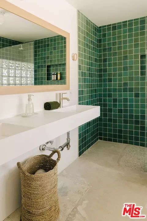 Bath - 58183 Burke Rd, Yucca Valley, CA 92284 photo 2 of 6