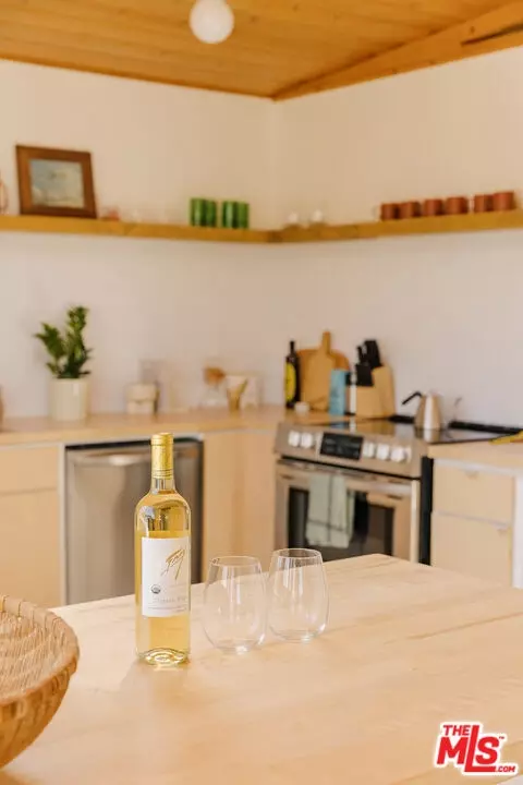 Kitchen - 58183 Burke Rd, Yucca Valley, CA 92284 photo 4 of 4