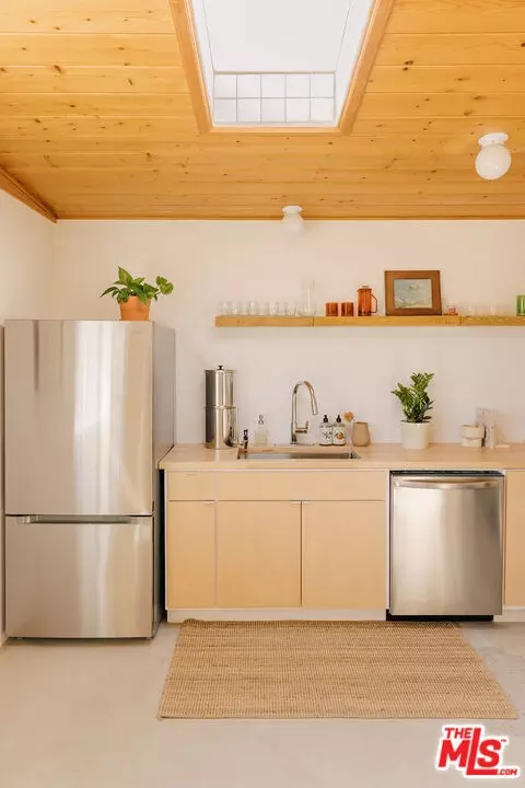 Kitchen - 58183 Burke Rd, Yucca Valley, CA 92284 photo 2 of 4