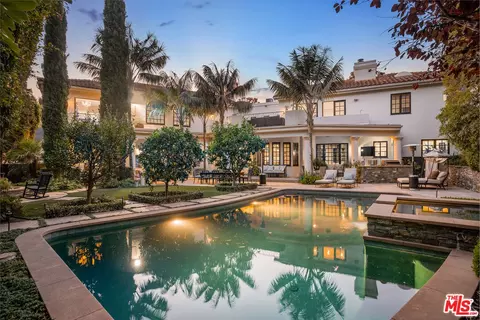 572 N Bundy Dr, Los Angeles, CA 90049