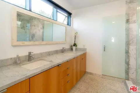 Bath - 815 Hampton Dr #8, Venice, CA 90291 photo 2 of 2