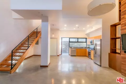 Living - 815 Hampton Dr #8, Venice, CA 90291 photo 2 of 5