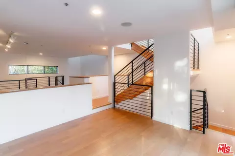 Living - 815 Hampton Dr #8, Venice, CA 90291 photo 4 of 5