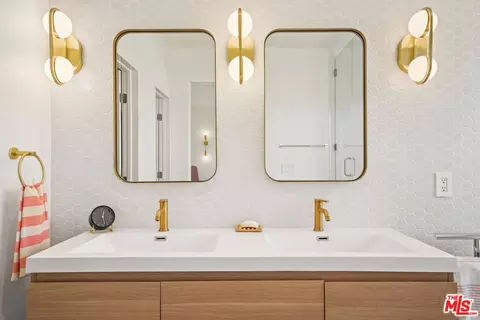 Bath - 7 Figaro, Irvine, CA 92606 photo 3 of 7