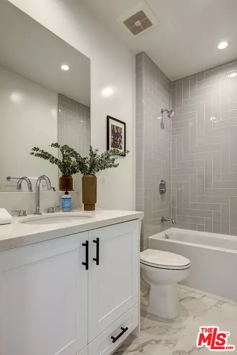 Bath - 2103 Walnut Ave, Venice, CA 90291 photo 1 of 4