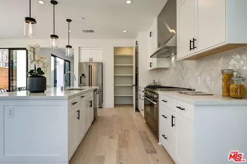 Kitchen - 2103 Walnut Ave, Venice, CA 90291 photo 5 of 5