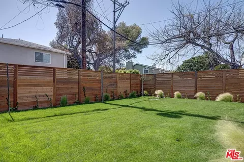 Exterior - 2103 Walnut Ave, Venice, CA 90291 photo 5 of 6