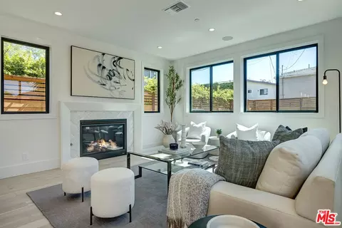 Living - 2103 Walnut Ave, Venice, CA 90291 photo 2 of 4